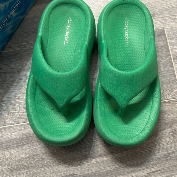 Jeffrey CampbellWomen's Green Chillaxin Platform Thong
Sandal 6 preowned - Picture 4 of 14